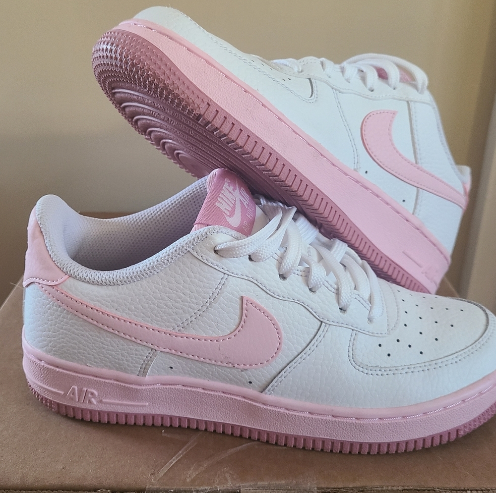 Nike Big Kids Air Force 1 Low White and Pink Sz 5Y or 7.5 Womens